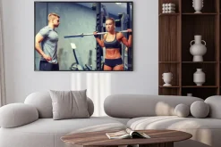 Plakat: Mężczyzna i kobieta z sztangą wyginanie mięśni w siłowni