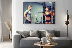 Plakat: Mężczyzna i kobieta z sztangą wyginanie mięśni w siłowni