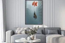 Plakat: Mężczyzna unoszony balonami między wieżowcami