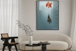 Plakat: Mężczyzna unoszony balonami między wieżowcami