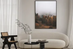 Plakat: Mgła nad jesiennym lasem krajobraz