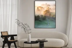 Plakat: Mglisty krajobraz drzewa na wzgórzach o poranku