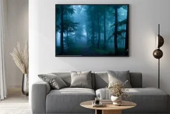 Plakat: Mglisty poranek w mrocznym lesie