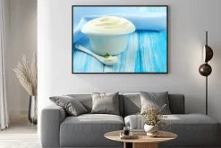 Plakat: Śmietana w misce na stole close-up