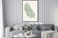 Plakat: Minimalistyczny zielony liść na beżowym tle