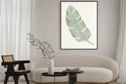 Plakat: Minimalistyczny zielony liść na beżowym tle