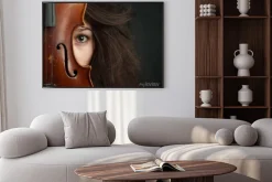 Plakat: Młoda brunetka dziewczyna ze skrzypcami w ciemnym pokoju