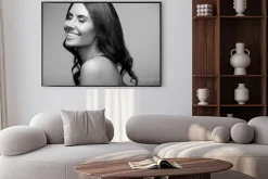 Plakat: Młoda kobieta z nagie ramiona, czarne i białe