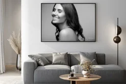 Plakat: Młoda kobieta z nagie ramiona, czarne i białe