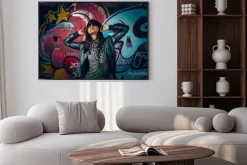 Plakat: Młoda kobieta z słuchawki korzystających z muzyką