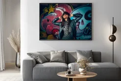 Plakat: Młoda kobieta z słuchawki korzystających z muzyką