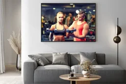 Plakat: Młoda para z mięśni w siłowni hantle wyginanie