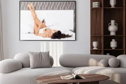 Plakat: Młoda piękna kobieta w łóżku