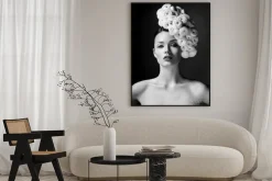 Plakat: Modelka z dużym fryzurę i kwiaty we włosach.