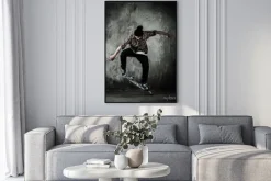 Plakat: Młody człowiek w kapeluszu i koszuli wykonywania stunt na deskorolce