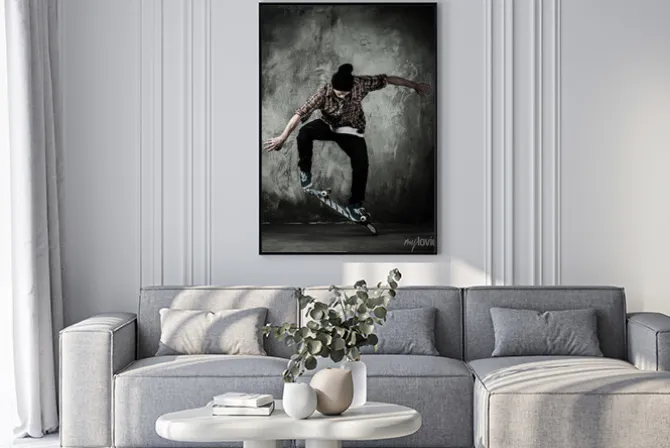 Plakat: Młody człowiek w kapeluszu i koszuli wykonywania stunt na deskorolce