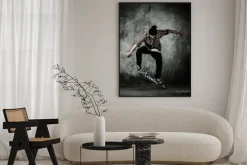 Plakat: Młody człowiek w kapeluszu i koszuli wykonywania stunt na deskorolce