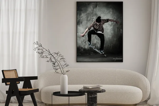 Plakat: Młody człowiek w kapeluszu i koszuli wykonywania stunt na deskorolce