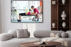 Plakat: Młody sportowy kobieta ćwiczenia z ciężarkami trener podnoszenia