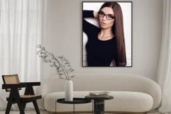 Plakat: Mody studio fotografii pięknej młodej kobiety z długimi ciemnymi