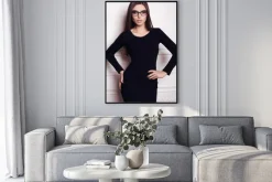 Plakat: Mody studio fotografii pięknej młodej kobiety z długimi ciemnymi