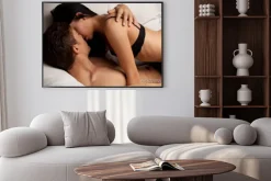 Plakat: Młodych kochanków kissing na kanapie