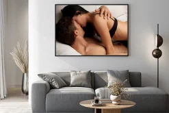 Plakat: Młodych kochanków kissing na kanapie