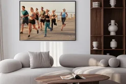 Plakat: Młodzi ludzie biegnące wzdłuż plaży promenady