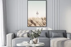 Plakat: Morski krajobraz z latarnią wśród traw