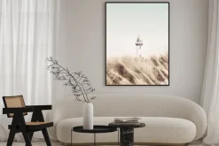 Plakat: Morski krajobraz z latarnią wśród traw