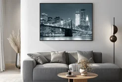 Plakat: Most brookliński na tle czarno-białych wieżowców