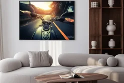 Plakat: Motocykl na pustej drodze asfaltowej