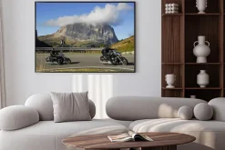 Plakat: Motocykliści na drodze w górach