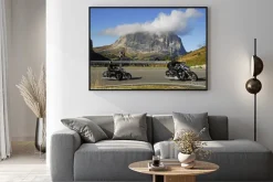 Plakat: Motocykliści na drodze w górach