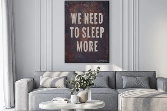 Plakat: Motywacyjny plakat na zardzewiały metal trzeba spać więcej.