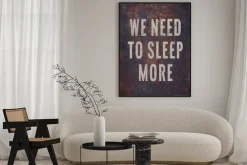 Plakat: Motywacyjny plakat na zardzewiały metal trzeba spać więcej.