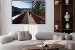 Plakat: Mujer cruzando un puente