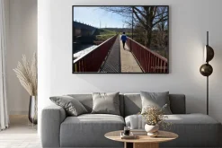 Plakat: Mujer cruzando un puente