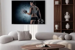 Plakat: Muskularna kobieta w studio na ciemnym tle