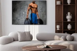 Plakat: Muskularny facet w niebieskim spodenki