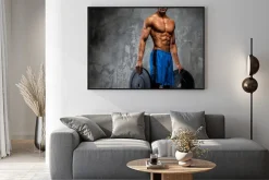 Plakat: Muskularny facet w niebieskim spodenki