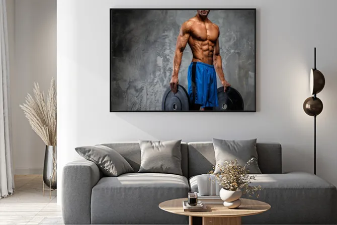 Plakat: Muskularny facet w niebieskim spodenki