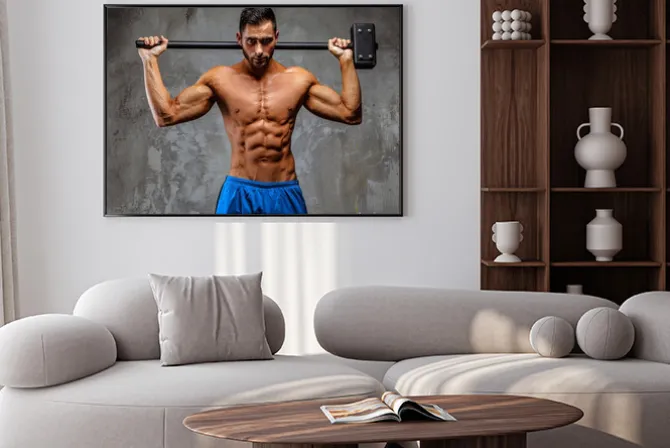 Plakat: Muskularny facet w niebieskim spodenki