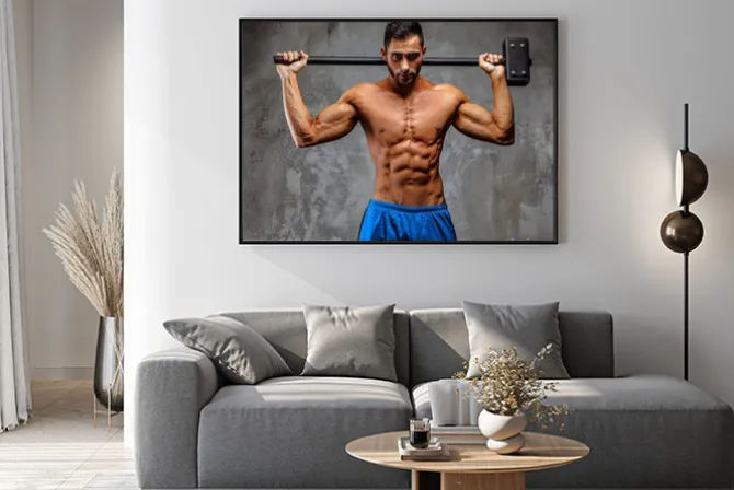 Plakat: Muskularny facet w niebieskim spodenki