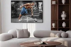 Plakat: Muskularny mężczyzna pracy w siłowni robi ćwiczenia z hantlami