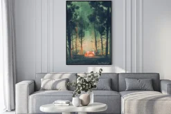 Plakat: Namiot w ciemnym lesie rozświetlony gwiazdami i świetlikami