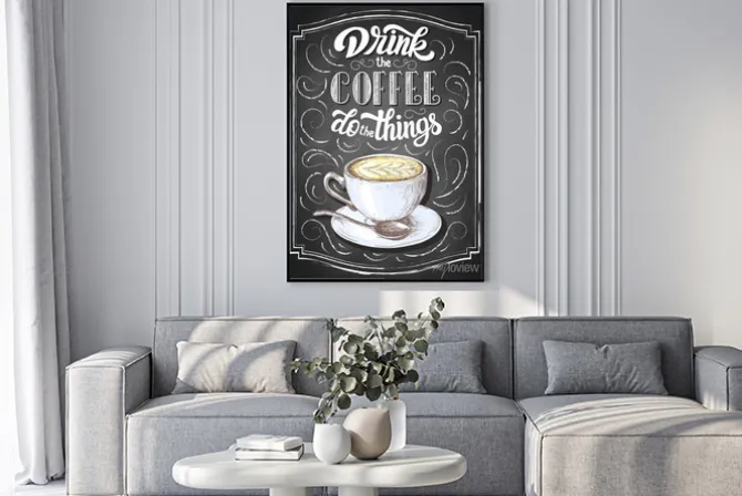 Plakat: Napis na dłoni napij kawę rób rzeczy na czarnym tle tablicy z