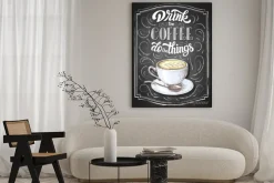 Plakat: Napis na dłoni napij kawę rób rzeczy na czarnym tle tablicy z