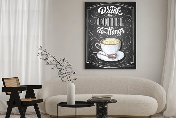 Plakat: Napis na dłoni napij kawę rób rzeczy na czarnym tle tablicy z