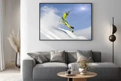 Plakat: Narciarz w locie na tle ośnieżonej góry